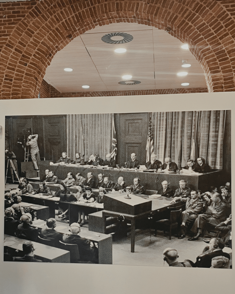 Read more about the article «Un juicio, cuatro idiomas: los pioneros de la interpretación simultánea en Núremberg» 