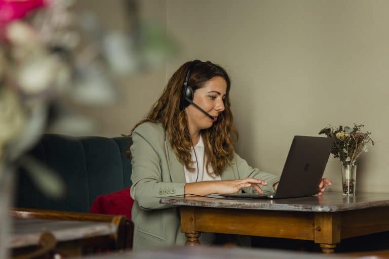 Read more about the article Interpretación simultánea remota: así es como funciona