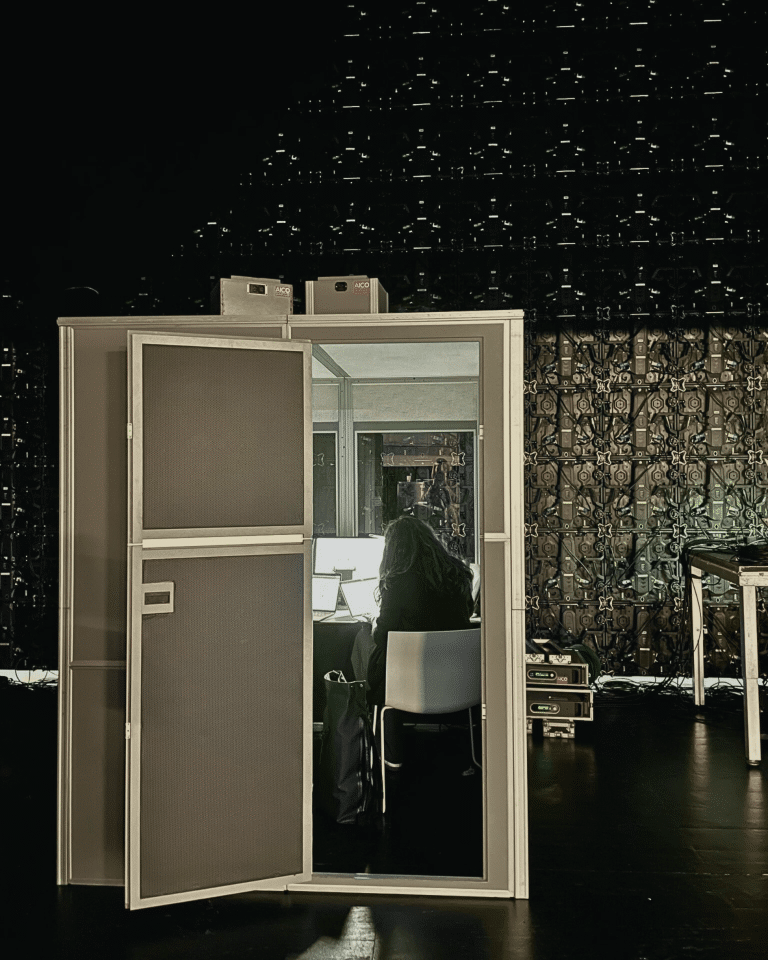 Read more about the article Dentro de la cabina: lo que pasa al otro lado de los auriculares