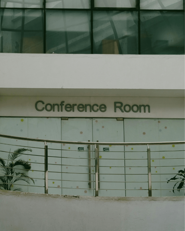 Lee más sobre el artículo ¿Organizas un evento internacional? Claves para delegar la traducción y asegurar el éxito